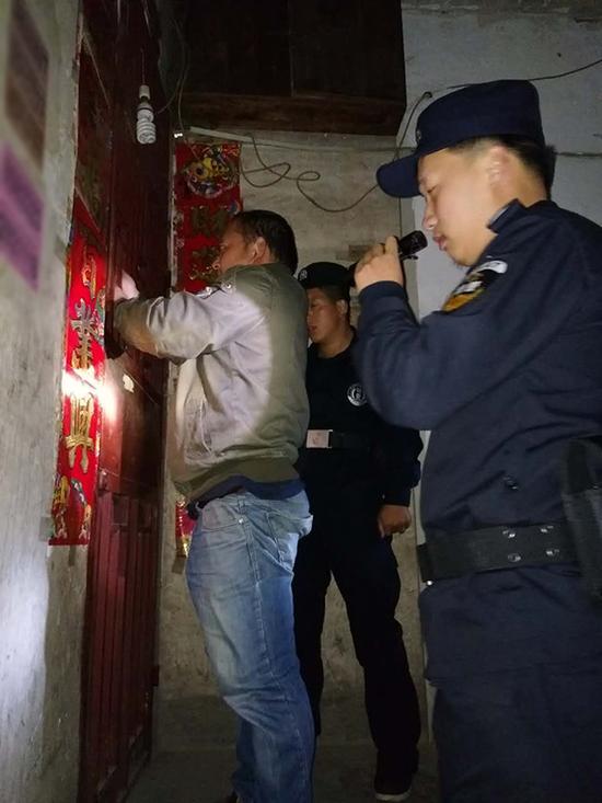 瓮安县粗心妈妈误将幼女锁家中 民警全城寻开锁师傅开门